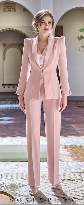 Sonia Penna 1260042 mother of the bride trouser suit in pale pink perfect for weddings cruises races and black tie events front view.