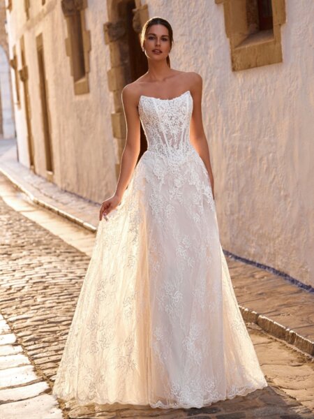 Enzoani Love Fravelle wedding dress gorgeous lace A line gown.
